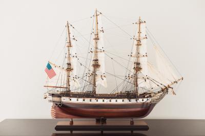 Vue aérienne d'un domaine viticole entouré de vignes, avec un plan d'eau visible à l'horizon.