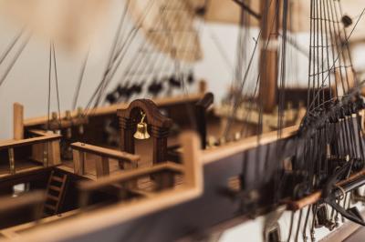 Vue aérienne d'un domaine viticole entouré de vignes, avec un plan d'eau visible à l'horizon.