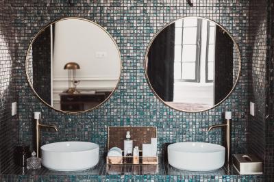 Vue aérienne d'un domaine viticole entouré de vignes, avec un plan d'eau visible à l'horizon.