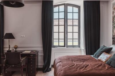 Vue aérienne d'un domaine viticole entouré de vignes, avec un plan d'eau visible à l'horizon.