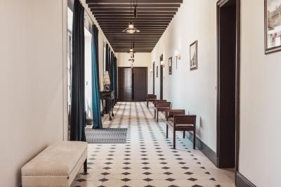 Vue aérienne d'un domaine viticole entouré de vignes, avec un plan d'eau visible à l'horizon.