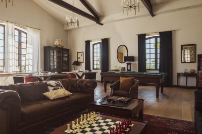 Vue aérienne d'un domaine viticole entouré de vignes, avec un plan d'eau visible à l'horizon.