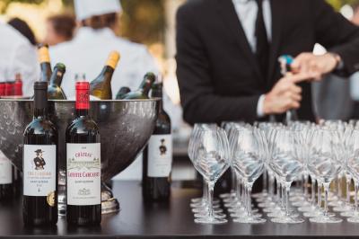 Vue aérienne d'un domaine viticole entouré de vignes, avec un plan d'eau visible à l'horizon.