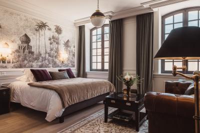 Vue aérienne d'un domaine viticole entouré de vignes, avec un plan d'eau visible à l'horizon.