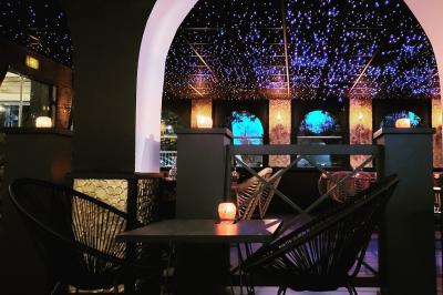 Miniature Location salle Saint-Maur-des-Fossés (Val-de-Marne) - Le Zanzibar #3 Plateau en bois garni de tacos variés avec garnitures colorées, présenté sur un fond décoratif.