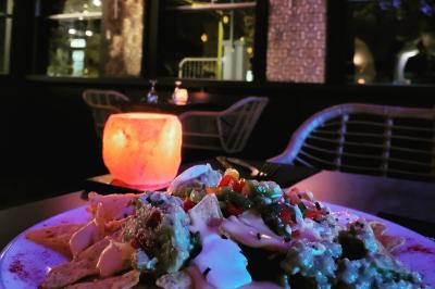 Miniature Location salle Saint-Maur-des-Fossés (Val-de-Marne) - Le Zanzibar #12 Plateau en bois garni de tacos variés avec garnitures colorées, présenté sur un fond décoratif.