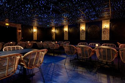 Miniature Location salle Saint-Maur-des-Fossés (Val-de-Marne) - Le Zanzibar #5 Plateau en bois garni de tacos variés avec garnitures colorées, présenté sur un fond décoratif.