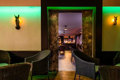 Miniature Location salle Saint-Maur-des-Fossés (Val-de-Marne) - Le Zanzibar #11 Plateau en bois garni de tacos variés avec garnitures colorées, présenté sur un fond décoratif.