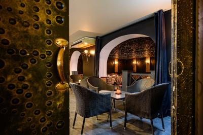 Miniature Location salle Saint-Maur-des-Fossés (Val-de-Marne) - Le Zanzibar #10 Plateau en bois garni de tacos variés avec garnitures colorées, présenté sur un fond décoratif.