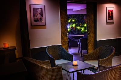 Miniature Location salle Saint-Maur-des-Fossés (Val-de-Marne) - Le Zanzibar #9 Plateau en bois garni de tacos variés avec garnitures colorées, présenté sur un fond décoratif.