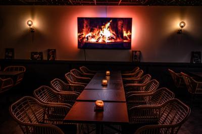 Miniature Location salle Saint-Maur-des-Fossés (Val-de-Marne) - Le Zanzibar #7 Plateau en bois garni de tacos variés avec garnitures colorées, présenté sur un fond décoratif.