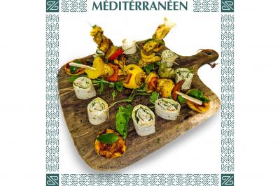 Miniature Location salle Saint-Maur-des-Fossés (Val-de-Marne) - Le Zanzibar #14 Plateau en bois garni de tacos variés avec garnitures colorées, présenté sur un fond décoratif.