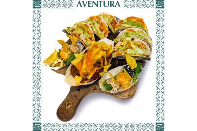 Miniature Location salle Saint-Maur-des-Fossés (Val-de-Marne) - Le Zanzibar #19 Plateau en bois garni de tacos variés avec garnitures colorées, présenté sur un fond décoratif.