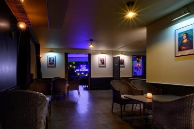 Miniature Location salle Saint-Maur-des-Fossés (Val-de-Marne) - Le Zanzibar #8 Plateau en bois garni de tacos variés avec garnitures colorées, présenté sur un fond décoratif.