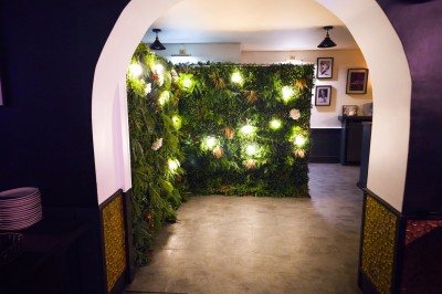 Miniature Location salle Saint-Maur-des-Fossés (Val-de-Marne) - Le Zanzibar #5 Plateau en bois garni de tacos variés avec garnitures colorées, présenté sur un fond décoratif.