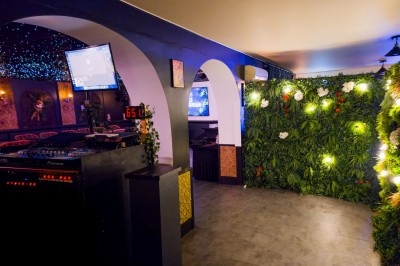 Miniature Location salle Saint-Maur-des-Fossés (Val-de-Marne) - Le Zanzibar #4 Plateau en bois garni de tacos variés avec garnitures colorées, présenté sur un fond décoratif.