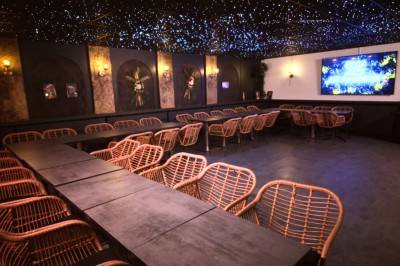 Miniature Location salle Saint-Maur-des-Fossés (Val-de-Marne) - Le Zanzibar #3 Plateau en bois garni de tacos variés avec garnitures colorées, présenté sur un fond décoratif.