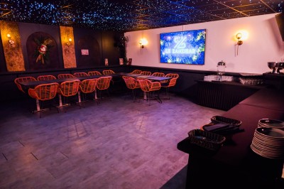 Miniature Location salle Saint-Maur-des-Fossés (Val-de-Marne) - Le Zanzibar #2 Plateau en bois garni de tacos variés avec garnitures colorées, présenté sur un fond décoratif.