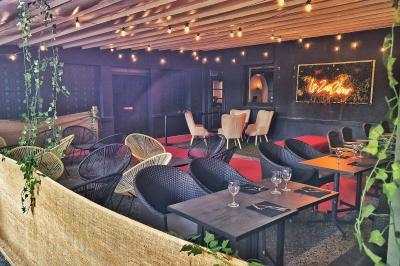 Miniature La Terrasse  Plateau en bois garni de tacos variés avec garnitures colorées, présenté sur un fond décoratif.