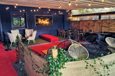 Miniature La Terrasse  Plateau en bois garni de tacos variés avec garnitures colorées, présenté sur un fond décoratif.