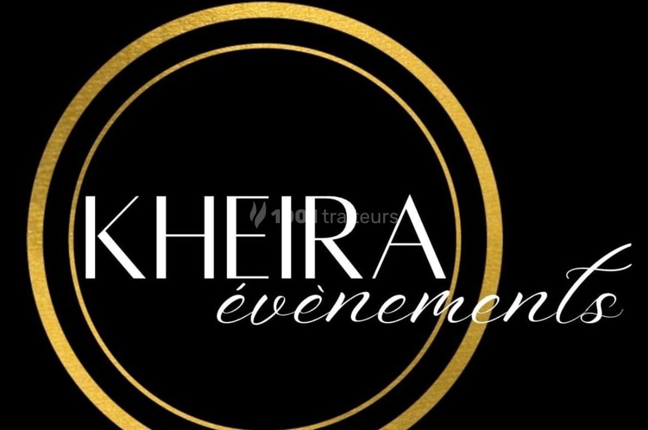 Logo circulaire doré sur fond noir avec le texte ’Kheira événements’ en blanc et en écriture élégante.