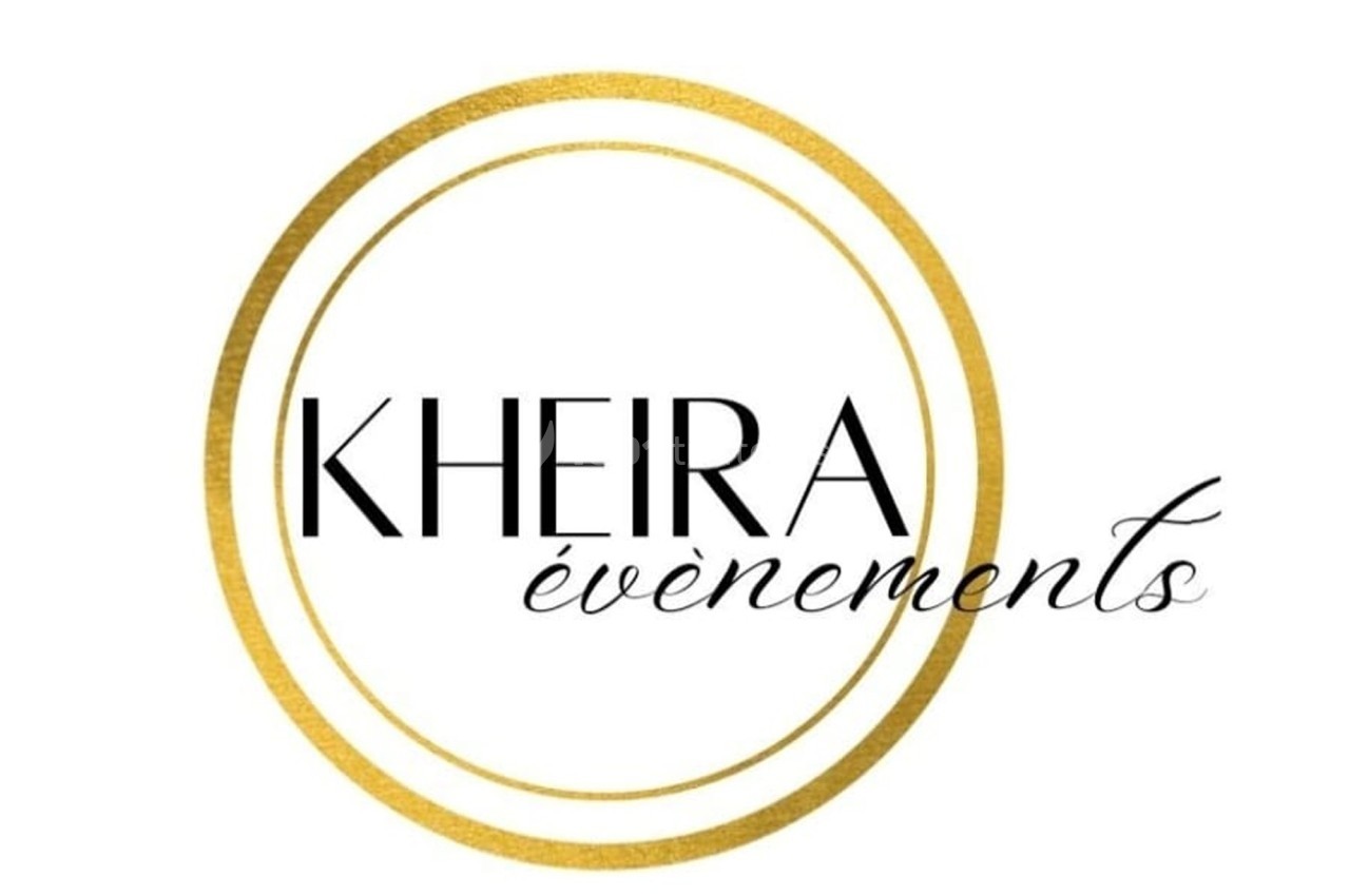 Logo de ’Kheira événements’ avec un cercle doré entourant le texte noir et élégant.