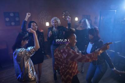 Miniature DJ Le Havre (Seine-Maritime) - Dj Tennessee #5 Un verre de champagne est rempli depuis une bouteille, entouré de trois autres verres sur une table en bois.