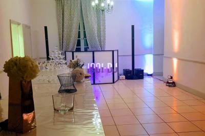 Miniature DJ Le Havre (Seine-Maritime) - Dj Tennessee #6 Un verre de champagne est rempli depuis une bouteille, entouré de trois autres verres sur une table en bois.