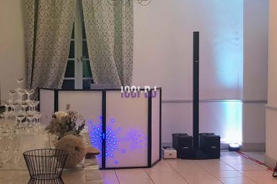 Miniature DJ Le Havre (Seine-Maritime) - Dj Tennessee #8 Un verre de champagne est rempli depuis une bouteille, entouré de trois autres verres sur une table en bois.