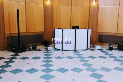 Miniature DJ Le Havre (Seine-Maritime) - Dj Tennessee #10 Un verre de champagne est rempli depuis une bouteille, entouré de trois autres verres sur une table en bois.