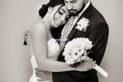 Miniature DJ Le Havre (Seine-Maritime) - Dj Tennessee #13 Un verre de champagne est rempli depuis une bouteille, entouré de trois autres verres sur une table en bois.