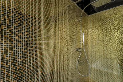 Miniature Location salle Valenciennes (Nord) - Hôtel Particulier Le 119 #24 Salle de bain avec baignoire encastrée, douche à l'italienne, carrelage noir marbré et mosaïque dorée.