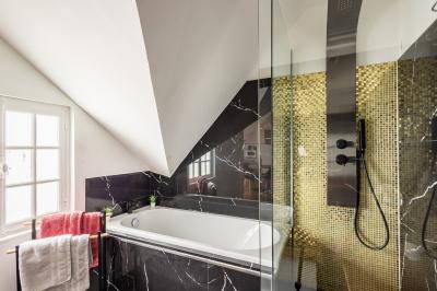 Miniature Location salle Valenciennes (Nord) - Hôtel Particulier Le 119 #40 Salle de bain avec baignoire encastrée, douche à l'italienne, carrelage noir marbré et mosaïque dorée.