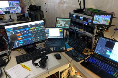 Installation technique avec écrans, projecteurs et équipements audiovisuels dans une salle aux murs clairs.