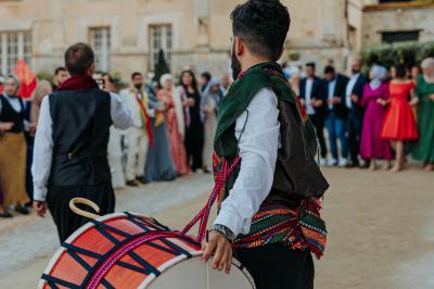 Miniature Location salle Wy-dit-Joli-Village (Val-d'Oise) - Château d'Hazeville #18 Deux verres de cocktail bleu posés sur le bord d'une piscine, avec une serviette blanche enroulée à côté.