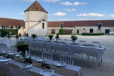 Miniature Location salle Wy-dit-Joli-Village (Val-d'Oise) - Château d'Hazeville #19 Deux verres de cocktail bleu posés sur le bord d'une piscine, avec une serviette blanche enroulée à côté.