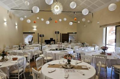 Miniature Location salle Wy-dit-Joli-Village (Val-d'Oise) - Château d'Hazeville #9 Deux verres de cocktail bleu posés sur le bord d'une piscine, avec une serviette blanche enroulée à côté.