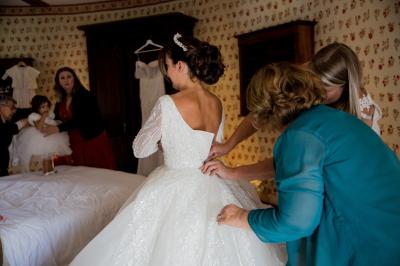 Miniature Location salle Wy-dit-Joli-Village (Val-d'Oise) - Château d'Hazeville #22 Deux verres de cocktail bleu posés sur le bord d'une piscine, avec une serviette blanche enroulée à côté.