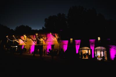 Miniature Location salle Wy-dit-Joli-Village (Val-d'Oise) - Château d'Hazeville #7 Deux verres de cocktail bleu posés sur le bord d'une piscine, avec une serviette blanche enroulée à côté.