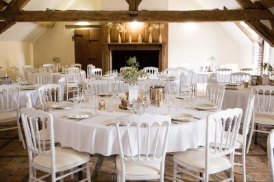 Miniature Location salle Wy-dit-Joli-Village (Val-d'Oise) - Château d'Hazeville #13 Deux verres de cocktail bleu posés sur le bord d'une piscine, avec une serviette blanche enroulée à côté.