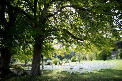Miniature Location salle Wy-dit-Joli-Village (Val-d'Oise) - Château d'Hazeville #27 Deux verres de cocktail bleu posés sur le bord d'une piscine, avec une serviette blanche enroulée à côté.