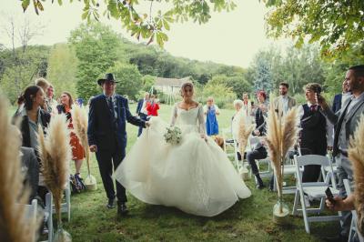 Miniature Location salle Wy-dit-Joli-Village (Val-d'Oise) - Château d'Hazeville #30 Deux verres de cocktail bleu posés sur le bord d'une piscine, avec une serviette blanche enroulée à côté.