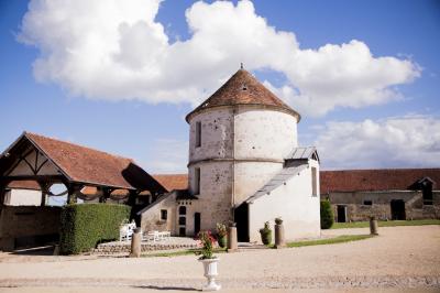 Miniature Location salle Wy-dit-Joli-Village (Val-d'Oise) - Château d'Hazeville #31 Deux verres de cocktail bleu posés sur le bord d'une piscine, avec une serviette blanche enroulée à côté.