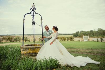 Miniature Location salle Wy-dit-Joli-Village (Val-d'Oise) - Château d'Hazeville #24 Deux verres de cocktail bleu posés sur le bord d'une piscine, avec une serviette blanche enroulée à côté.