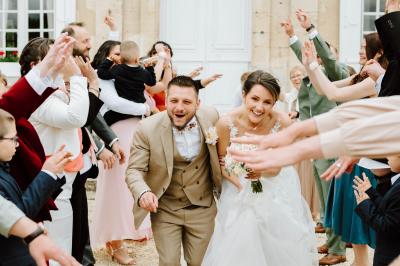 Miniature Location salle Wy-dit-Joli-Village (Val-d'Oise) - Château d'Hazeville #23 Deux verres de cocktail bleu posés sur le bord d'une piscine, avec une serviette blanche enroulée à côté.