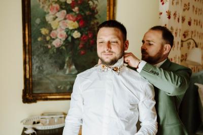 Miniature Location salle Wy-dit-Joli-Village (Val-d'Oise) - Château d'Hazeville #35 Deux verres de cocktail bleu posés sur le bord d'une piscine, avec une serviette blanche enroulée à côté.