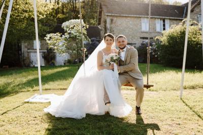 Miniature Location salle Wy-dit-Joli-Village (Val-d'Oise) - Château d'Hazeville #17 Deux verres de cocktail bleu posés sur le bord d'une piscine, avec une serviette blanche enroulée à côté.