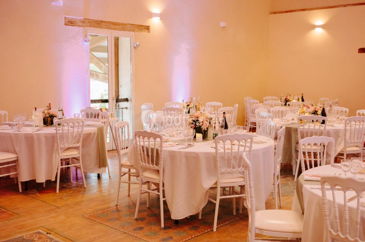 Location salle Wy-dit-Joli-Village (Val-d'Oise) - Château d'Hazeville #6 Salle de réception décorée avec des tables rondes, nappes blanches, chaises élégantes et arrangements floraux.