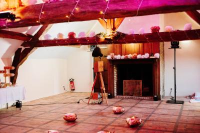 Miniature Location salle Wy-dit-Joli-Village (Val-d'Oise) - Château d'Hazeville #12 Deux verres de cocktail bleu posés sur le bord d'une piscine, avec une serviette blanche enroulée à côté.