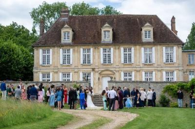 Miniature Location salle Wy-dit-Joli-Village (Val-d'Oise) - Château d'Hazeville #2 Deux verres de cocktail bleu posés sur le bord d'une piscine, avec une serviette blanche enroulée à côté.
